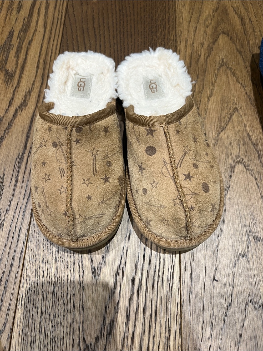 UGG Kids Tan Cozy Star-Print Slipper Clogs